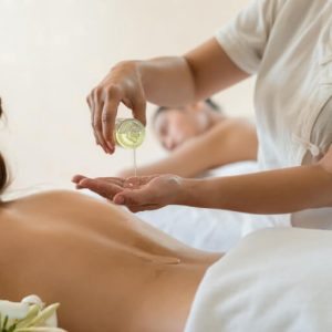 massage pour le corps avec de l'huile